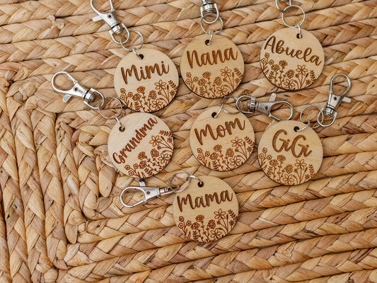 Engraved flowers Mom keychain Personalized keychain Mother's Day Gift for Mom Gift for Grandma