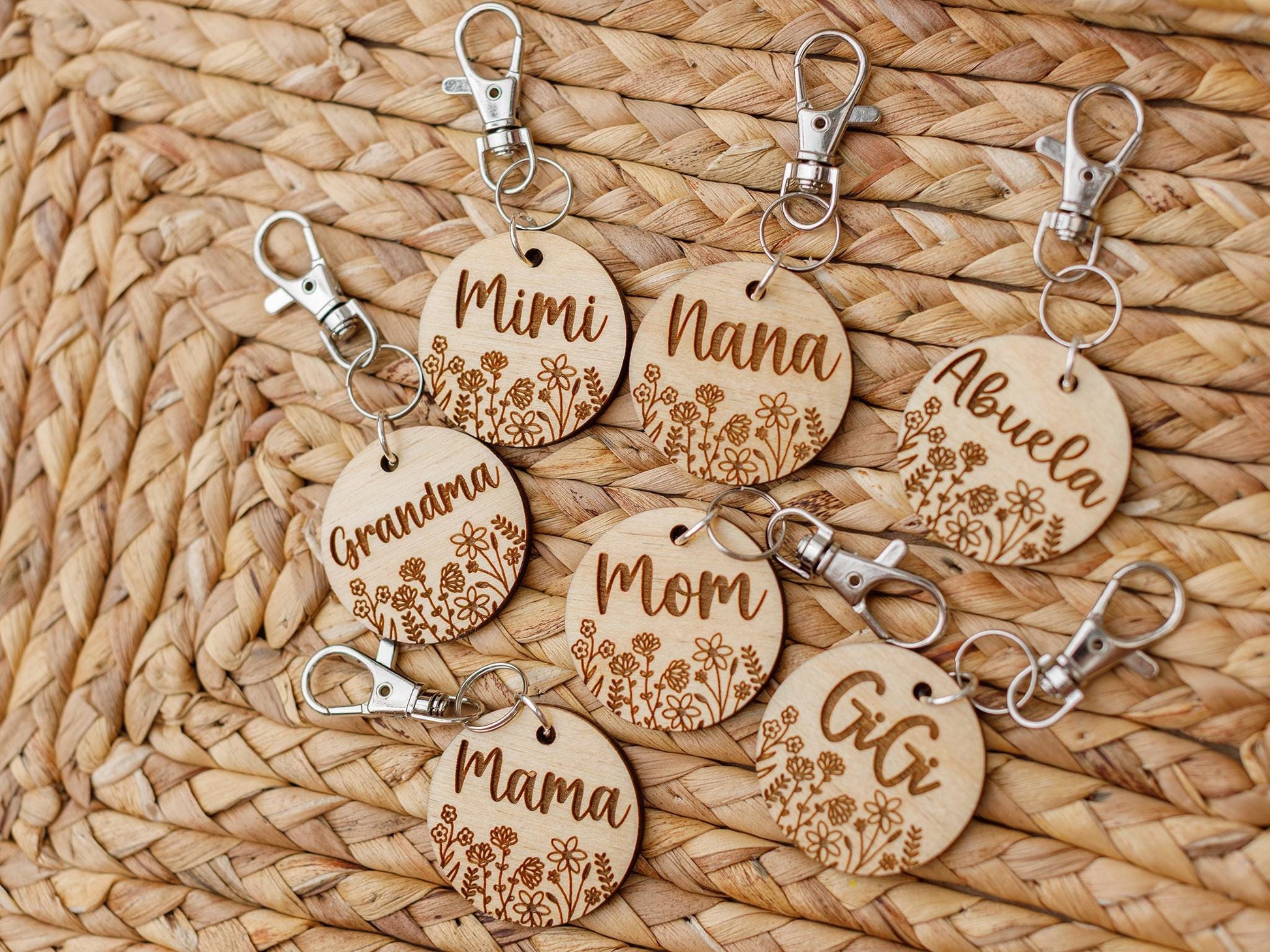 Engraved flowers Mom keychain Personalized keychain Mother's Day Gift for Mom Gift for Grandma