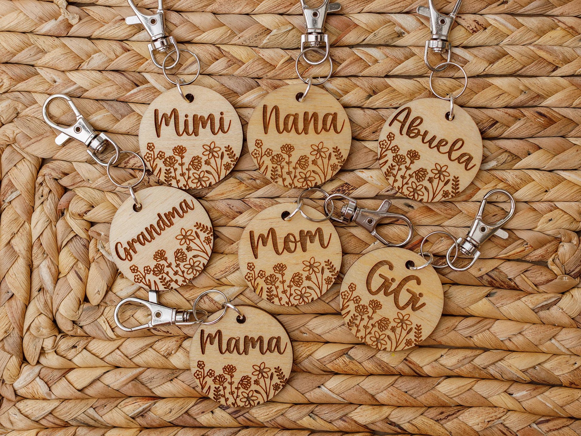 Engraved flowers Mom keychain Personalized keychain Mother's Day Gift for Mom Gift for Grandma